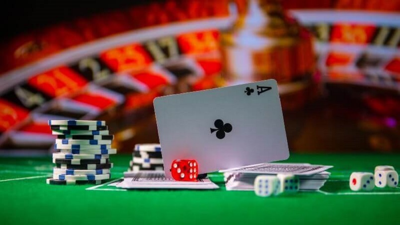 Người chơi tiến hành đặt cược và vào chơi poker tại nhà cái Mot88